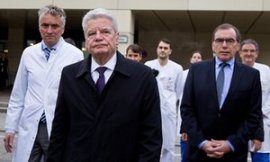 Joachim Gauck, the German president, with medics at the Virchow clinic in Berlin